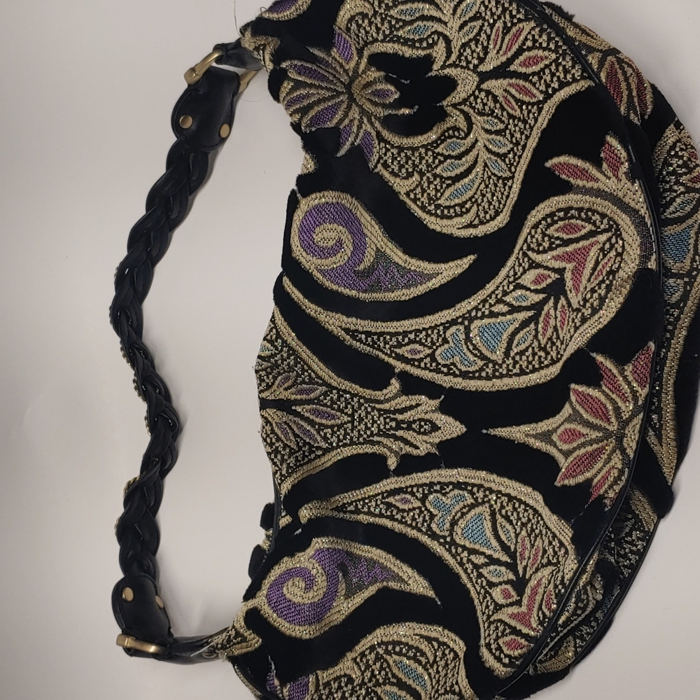 Maxx New York beautiful tapestry shoulder bag in like new condition. 💛💛💛💛💛